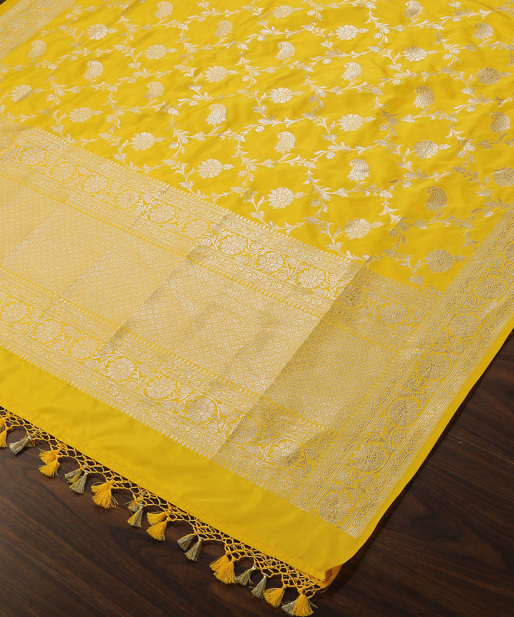 Yellow_Handloom_Pure_Katan_Silk_Banarasi_Dupatta_With_Paisley_Jaal_WeaverStory_03