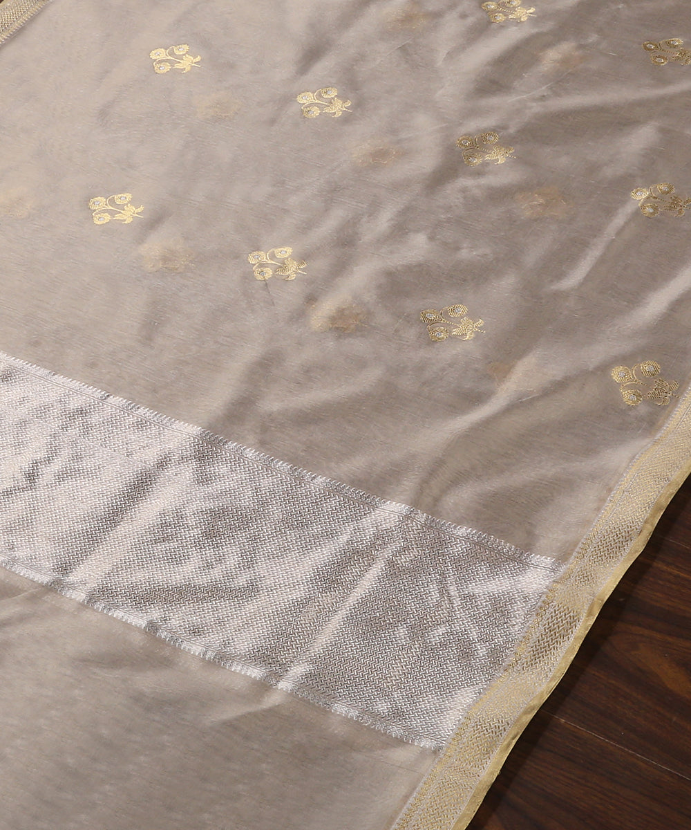 Grey_Handloom_Pure_Chanderi_Silk_Dupatta_With_Lotus_And_Three_Flower_Booti_WeaverStory_03