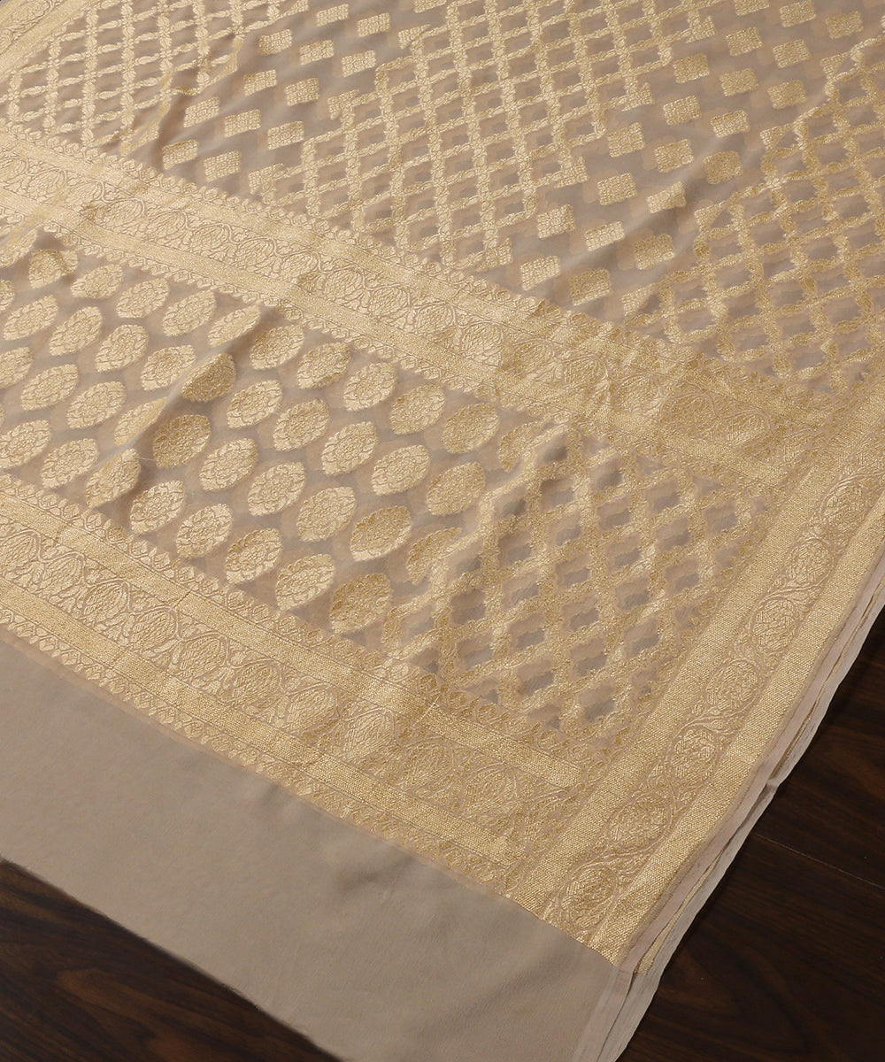 Cream_Handloom_Pure_Georegtte_Banarasi_Bandhej_Dupatta_With_All_Over_Zari_Jaal_WeaverStory_03