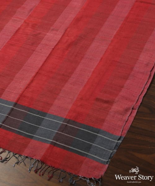 Handloom_Maroon_And_Red_Pure_Tussar_Silk_Dupatta_With_Gradient_Hues_WeaverStory_03