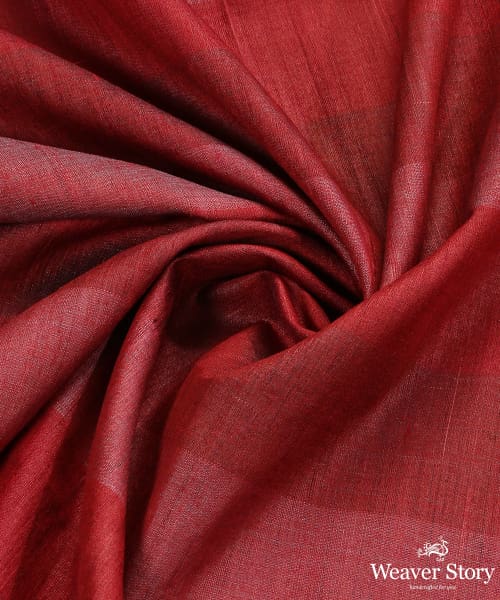 Handloom_Maroon_And_Red_Pure_Tussar_Silk_Dupatta_With_Gradient_Hues_WeaverStory_05