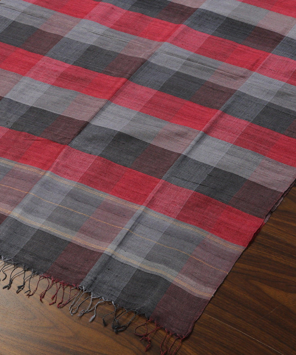 Grey_And_Maroon_Handloom_Pure_Tussar_Silk_Dupatta_With_Gradient_Checks_WeaverStory_03