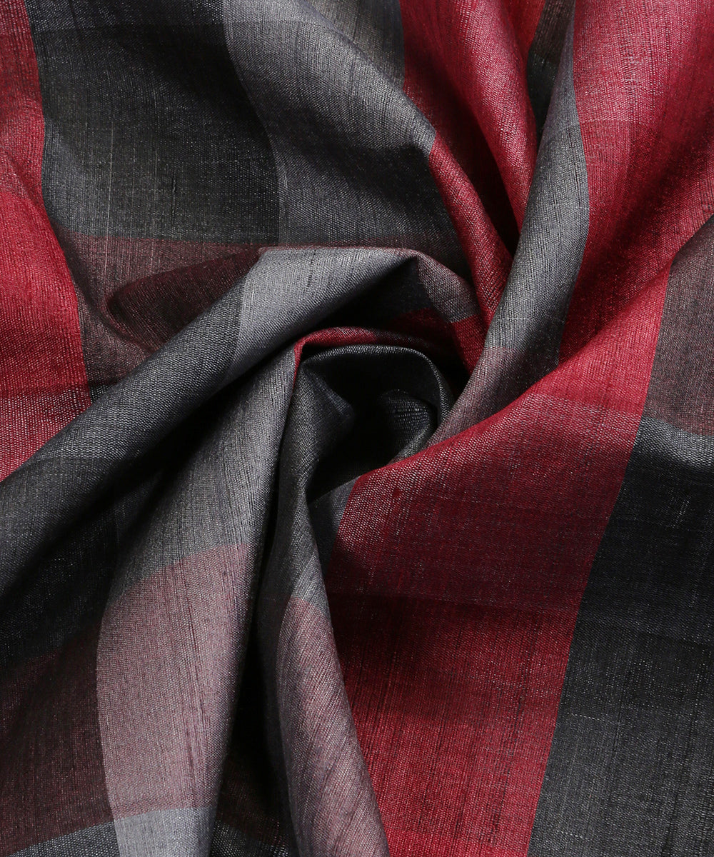Grey_And_Maroon_Handloom_Pure_Tussar_Silk_Dupatta_With_Gradient_Checks_WeaverStory_05