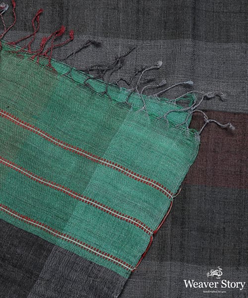 Grey_And_Maroon_Handloom_Pure_Tussar_Silk_Dupatta_With_Gradient_Checks_And_Green_Pallu_Border_WeaverStory_04