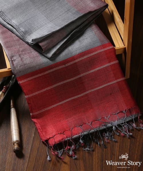 Handloom_Grey_And_Red_Pure_Tussar_Silk_Dupatta_With_Gradient_Checks_And_Red_Pallu_Border_WeaverStory_01