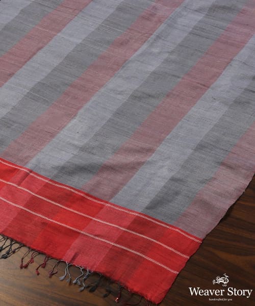 Handloom_Grey_And_Red_Pure_Tussar_Silk_Dupatta_With_Gradient_Checks_And_Red_Pallu_Border_WeaverStory_03