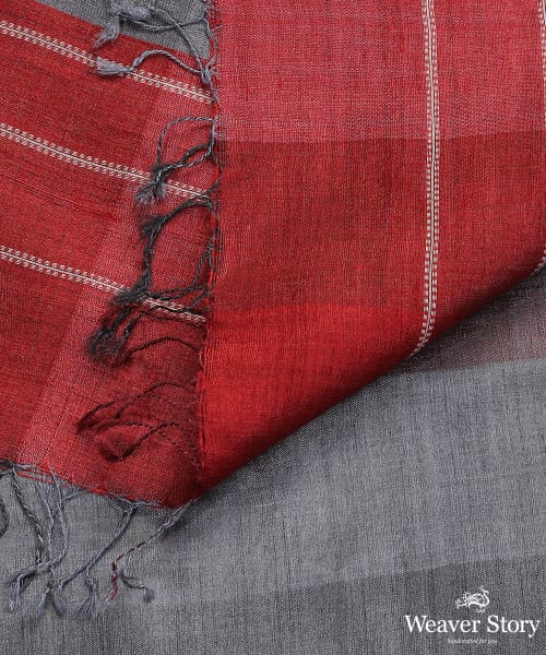 Handloom_Grey_And_Red_Pure_Tussar_Silk_Dupatta_With_Gradient_Checks_And_Red_Pallu_Border_WeaverStory_04