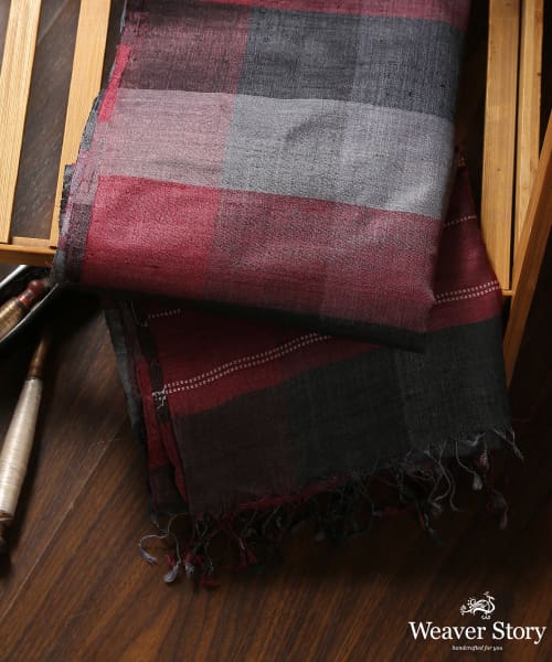 Handloom_Black_And_Red_Pure_Tussar_Silk_Dupatta_With_Gradient_Checks_WeaverStory_01