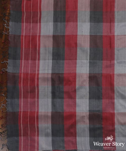 Handloom_Black_And_Red_Pure_Tussar_Silk_Dupatta_With_Gradient_Checks_WeaverStory_02