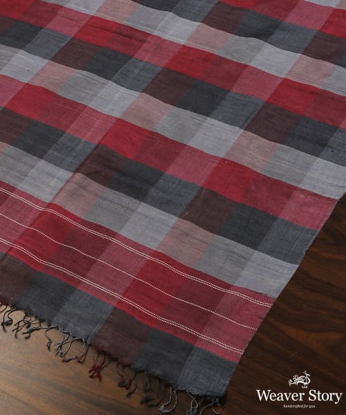 Handloom_Black_And_Red_Pure_Tussar_Silk_Dupatta_With_Gradient_Checks_WeaverStory_03