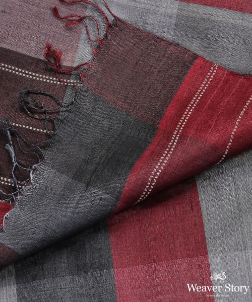 Handloom_Black_And_Red_Pure_Tussar_Silk_Dupatta_With_Gradient_Checks_WeaverStory_04