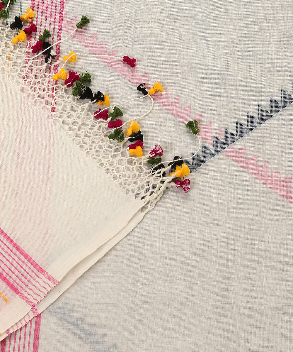 Offwhite_Handloom_Pure_Malmal_Dhakai_Jamdani_Dupatta_WeaverStory_04