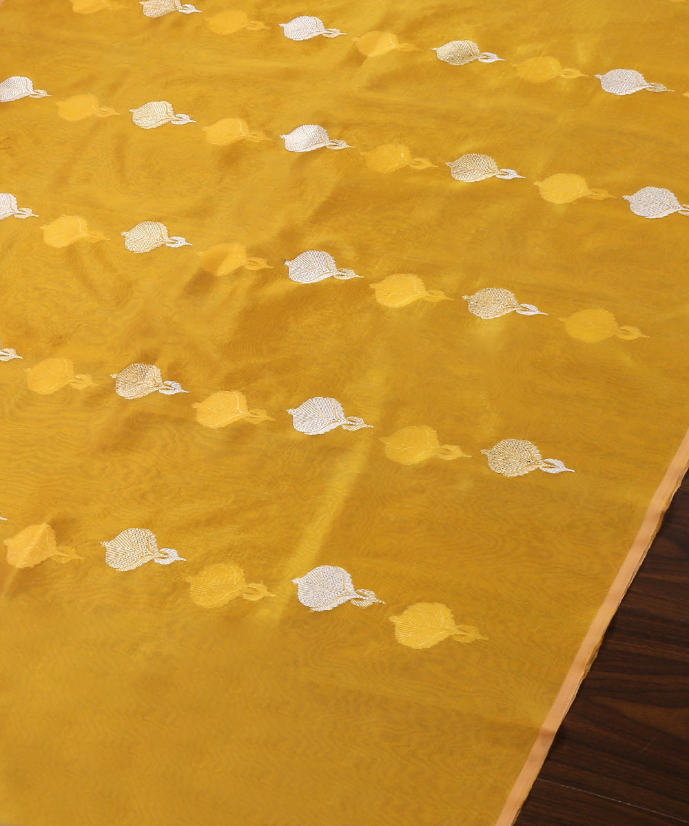 Handloom_Mustard_Pure_Kora_Silk_Banarasi_Dupatta_With_Silver_And_Gold_Kadhwa_Booti_WeaverStory_03