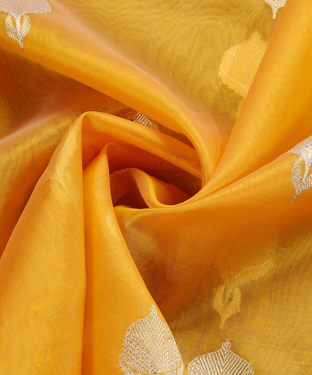 Handloom_Mustard_Pure_Kora_Silk_Banarasi_Dupatta_With_Silver_And_Gold_Kadhwa_Booti_WeaverStory_05