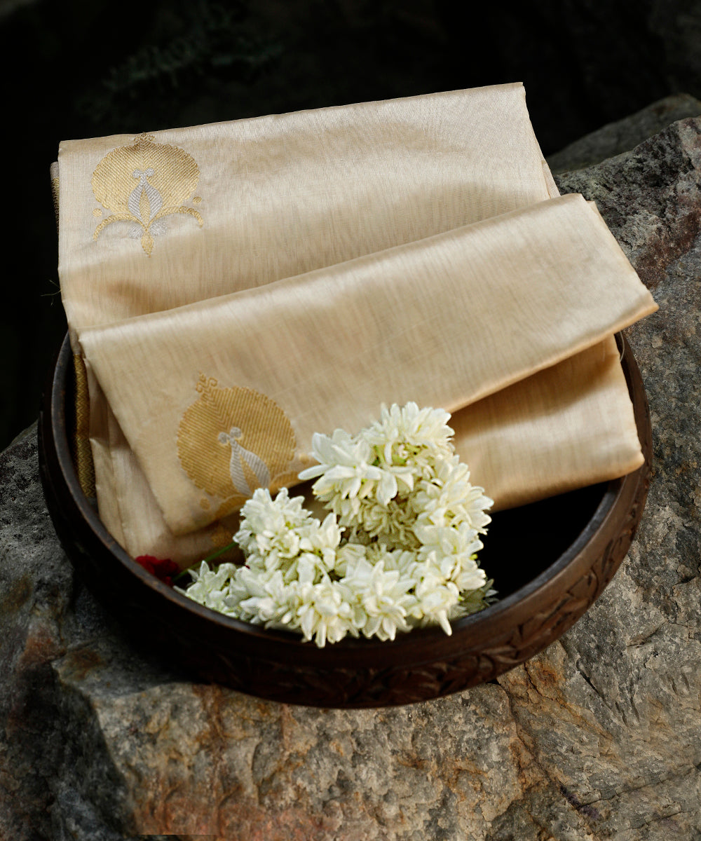 Cream_Handloom_Pure_Chanderi_Silk_Dupatta_With_All_Over_Aanar_Booti_And_Tissue_Border_WeaverStory_01