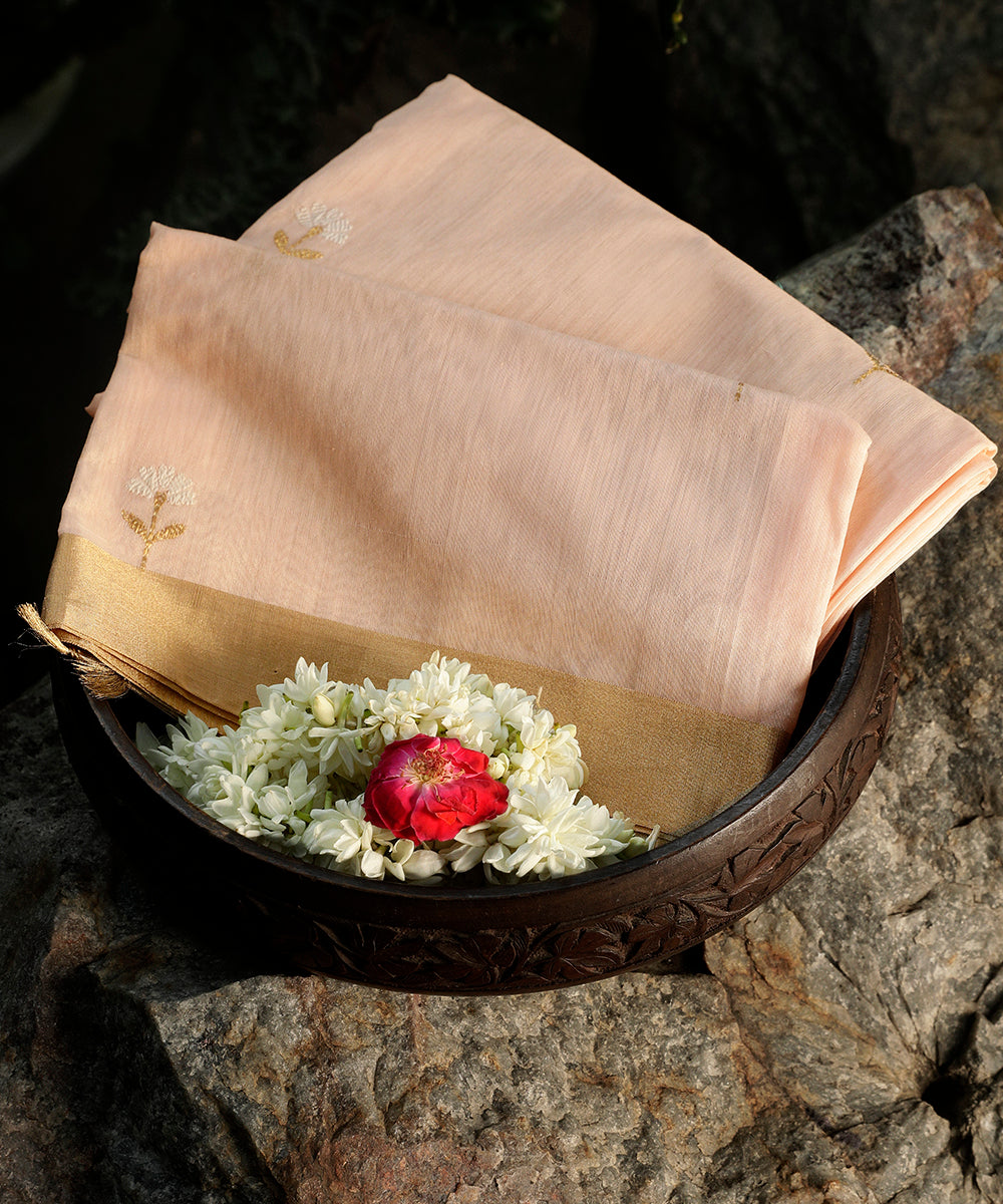 Handloom_Peach_Chanderi_Silk_Dupatta_With_All_Over_Small_Flower_Booti_And_Tissue_Border_WeaverStory_01