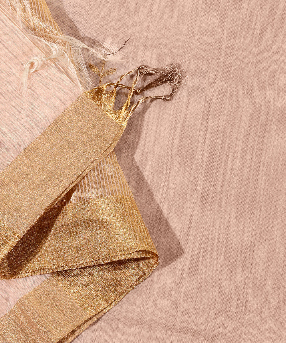 Handloom_Peach_Chanderi_Silk_Dupatta_With_All_Over_Small_Flower_Booti_And_Tissue_Border_WeaverStory_04