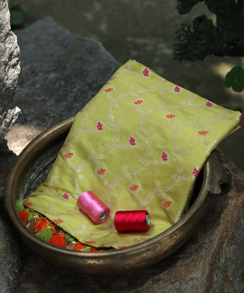 Handloom_Pistachio_Green_Pure_Katan_Silk_Banarasi_Dupatta_With_Meenakari_WeaverStory_01