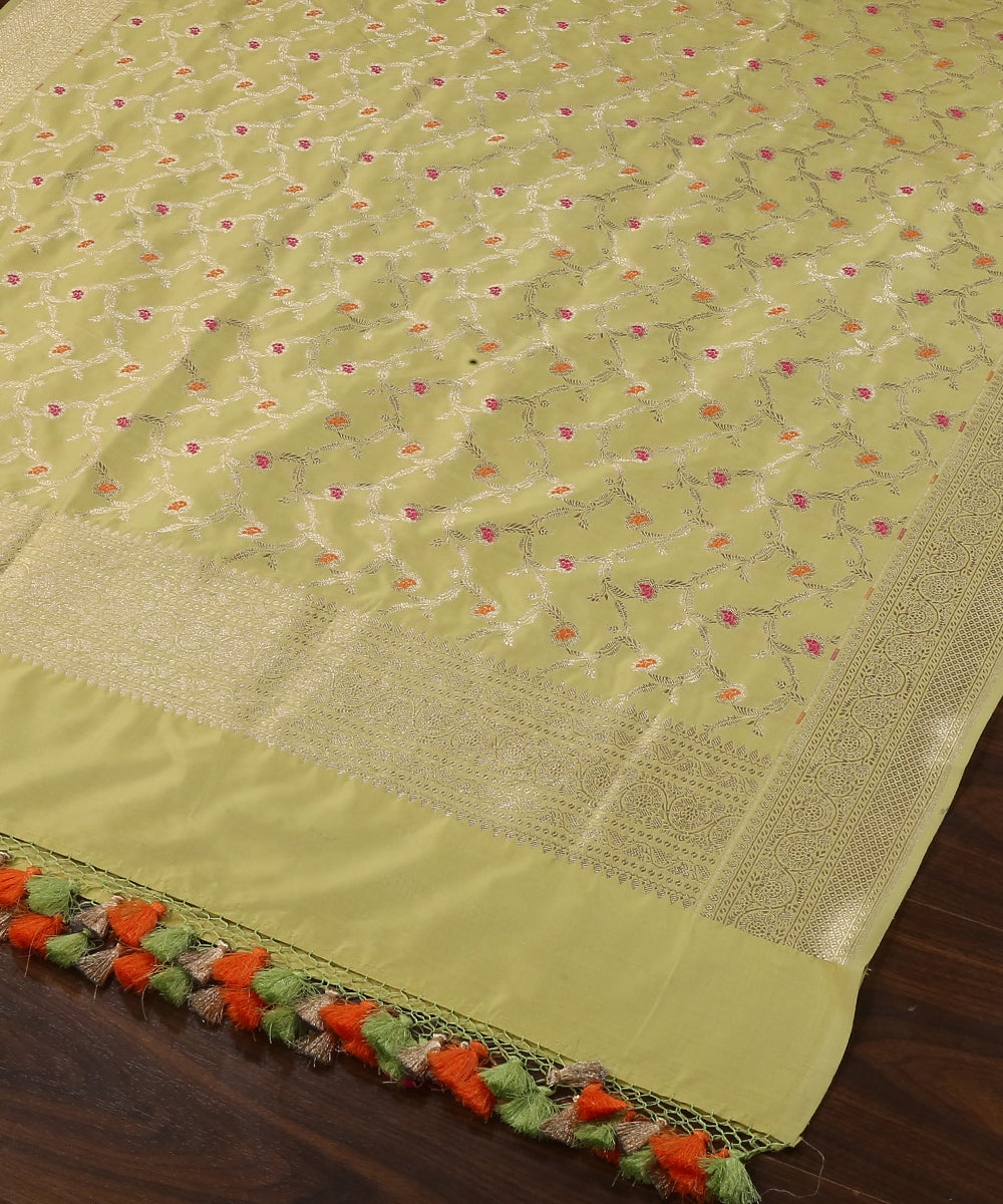 Handloom_Pistachio_Green_Pure_Katan_Silk_Banarasi_Dupatta_With_Meenakari_WeaverStory_03