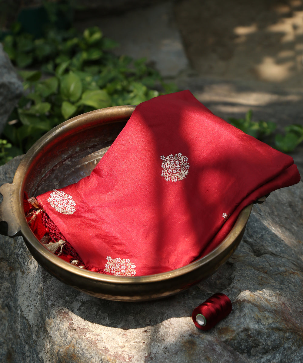 Maroon_Handloom_Pure_Katan_Silk_Banarasi_Dupatta_With_Kadhwa_Boota_WeaverStory_01