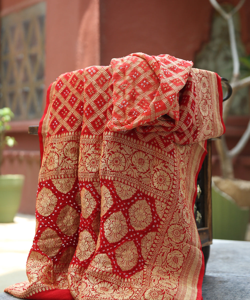 Orange_And_Red_Ombre_Dyed_Handloom_Pure_Georgette_Banarasi_Bandhej_Dupatta_WeaverStory_01