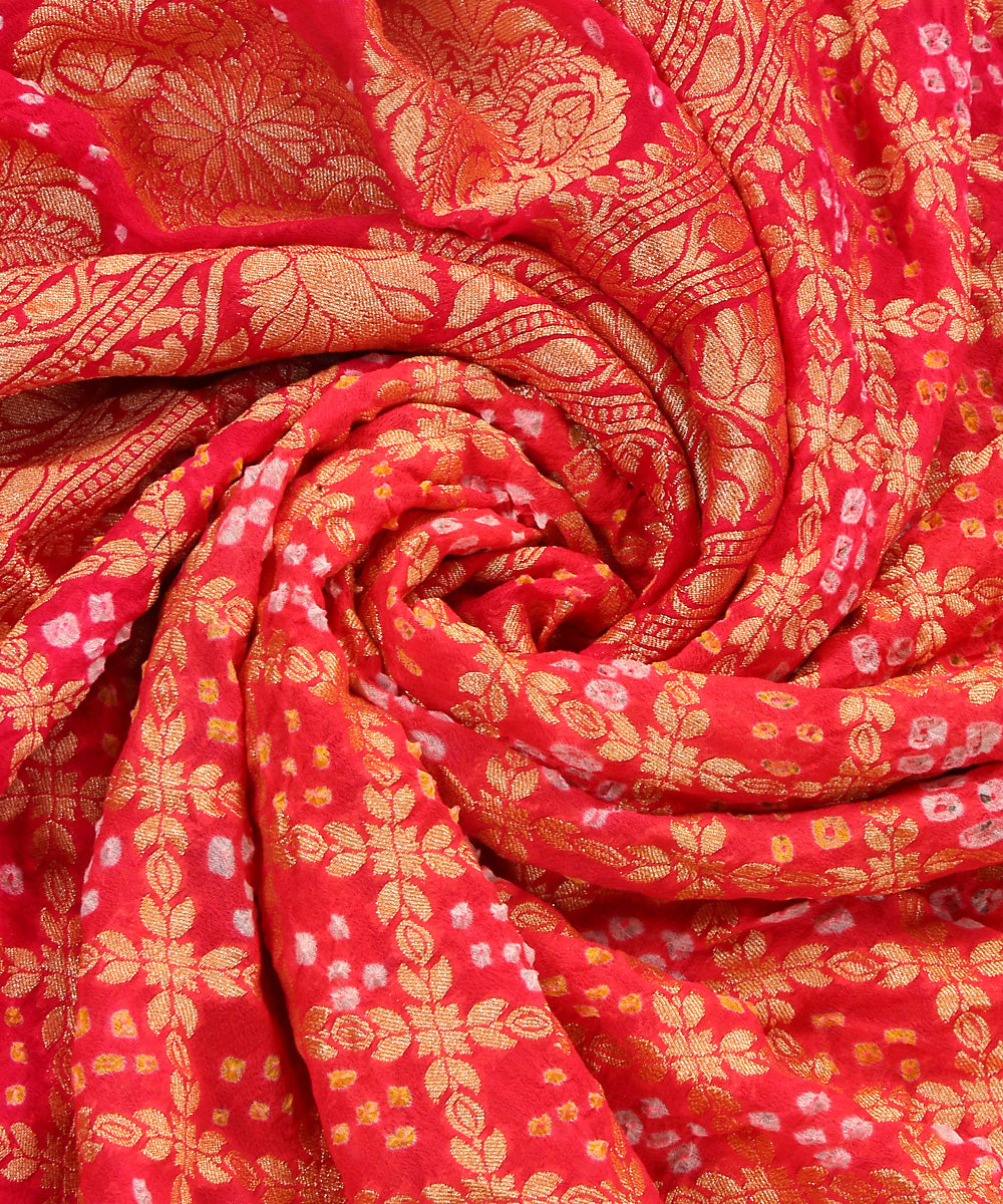 Handloom_Coral_Peach_And_Pink_Ombre_Dyed_Pure_Georgette_Banarasi_Bandhej_Dupatta_WeaverStory_05