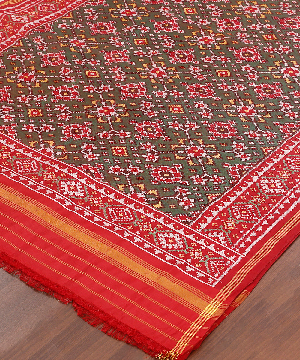 Green_And_Red_Handloom_8_Ply_Pure_Mulberry_Silk_Ikat_Patola_Dupatta_With_Broad_Border_WeaverStory_03