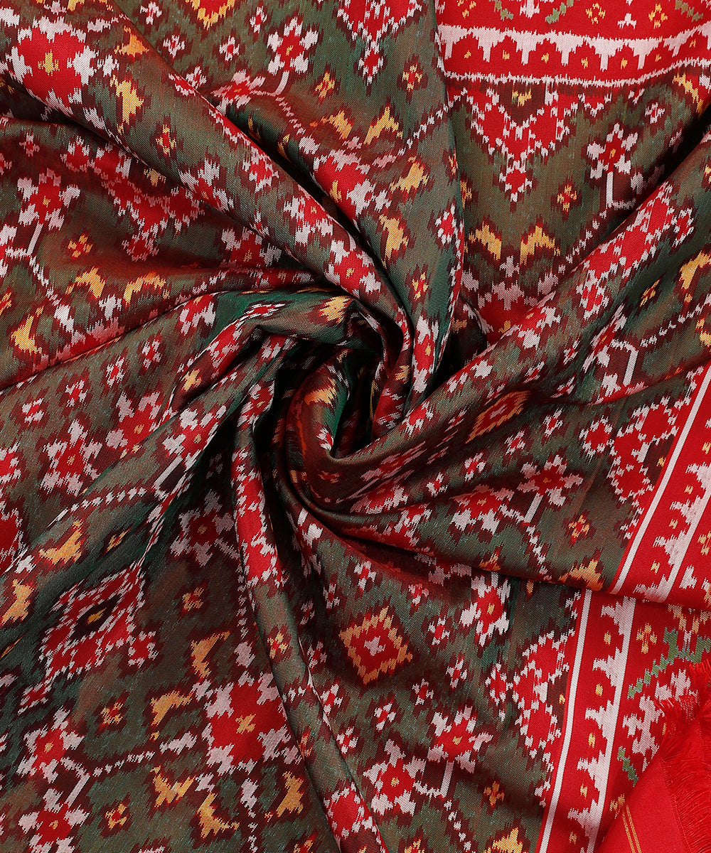 Green_And_Red_Handloom_8_Ply_Pure_Mulberry_Silk_Ikat_Patola_Dupatta_With_Broad_Border_WeaverStory_05