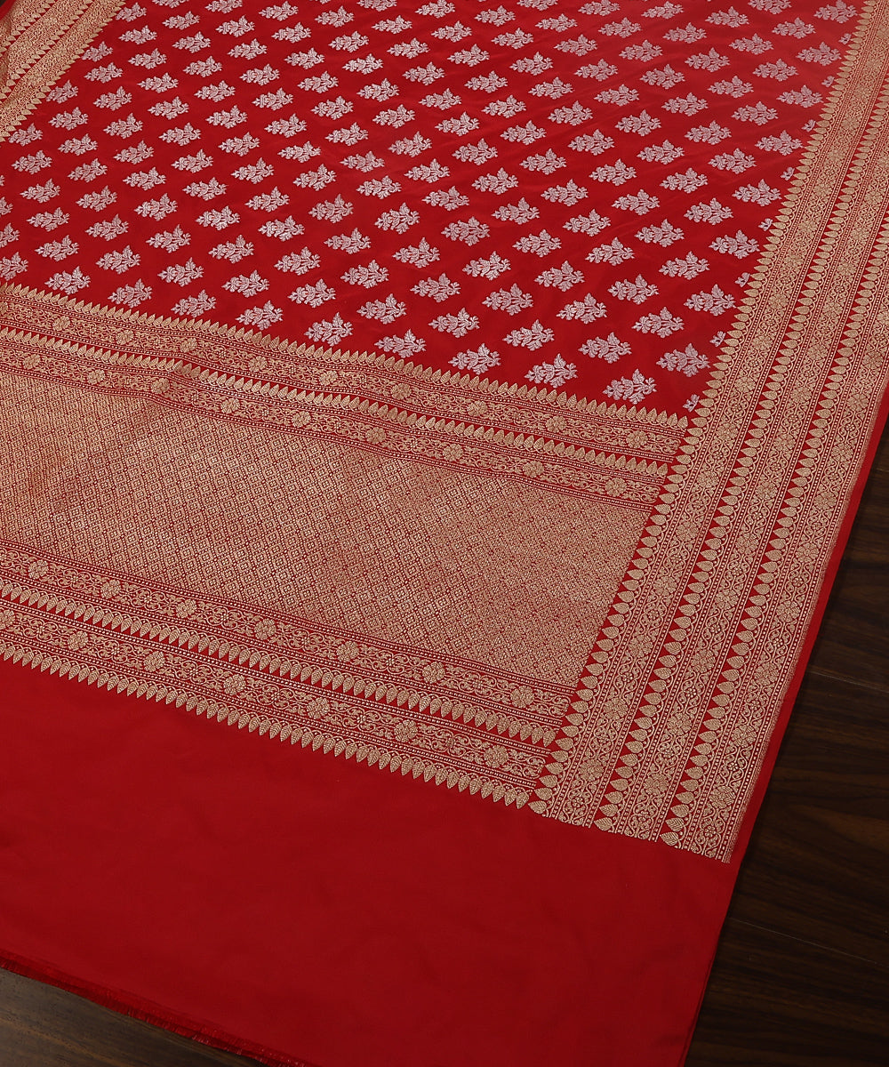 Handloom_Red_Pure_Katan_Silk_Banarasi_Dupatta_With_Silver_Zari_Meenakari_Boota_And_Kadhwa_Border_WeaverStory_03