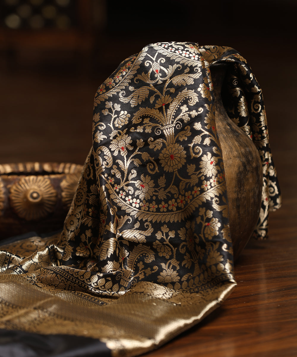 Handloom_Black_Pure_Katan_Silk_Banarasi_Dupatta_With_Kadhwa_Border_And_Green_Meenakari_WeaverStory_01