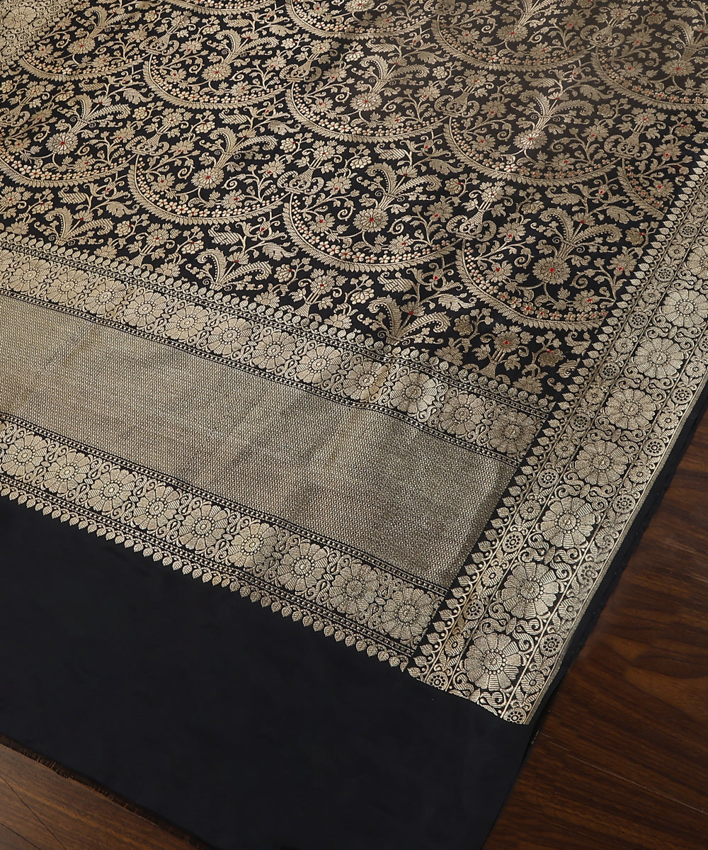 Handloom_Black_Pure_Katan_Silk_Banarasi_Dupatta_With_Kadhwa_Border_And_Green_Meenakari_WeaverStory_03