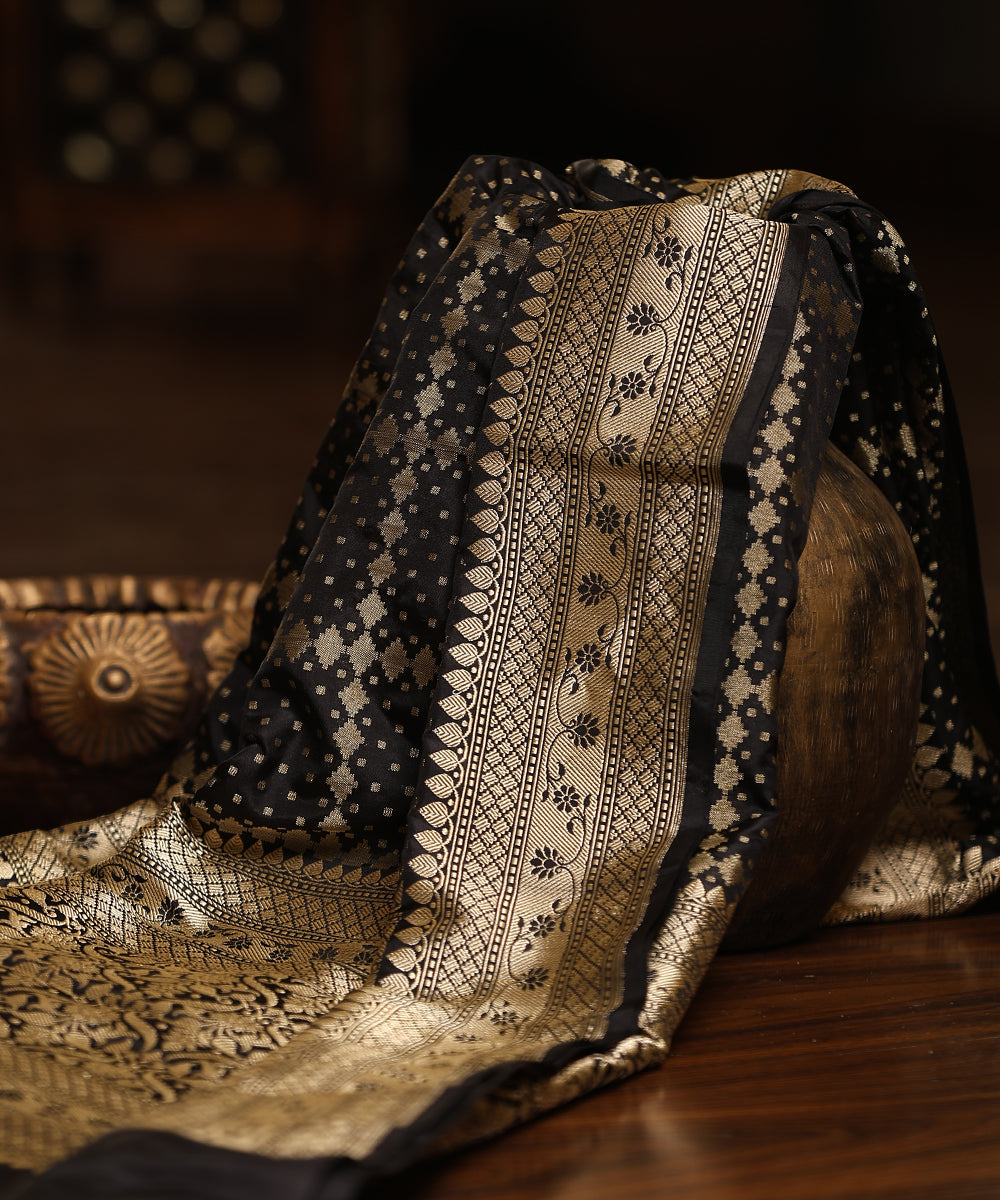 Handloom_Black_Pure_Katan_Silk_Banarasi_Dupatta_With_Kadhwa_Border_And_All_Over_Zari_Pattern_WeaverStory_01