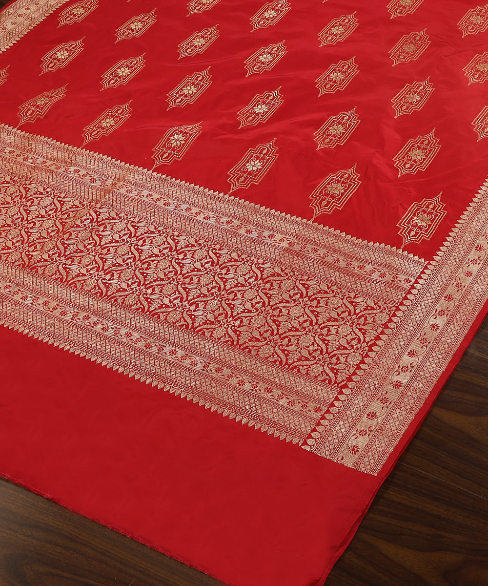 Handloom_Red_Pure_Katan_Silk_Banarasi_Dupatta_With_Big_Boota_And_Kadhwa_Border_WeaverStory_03