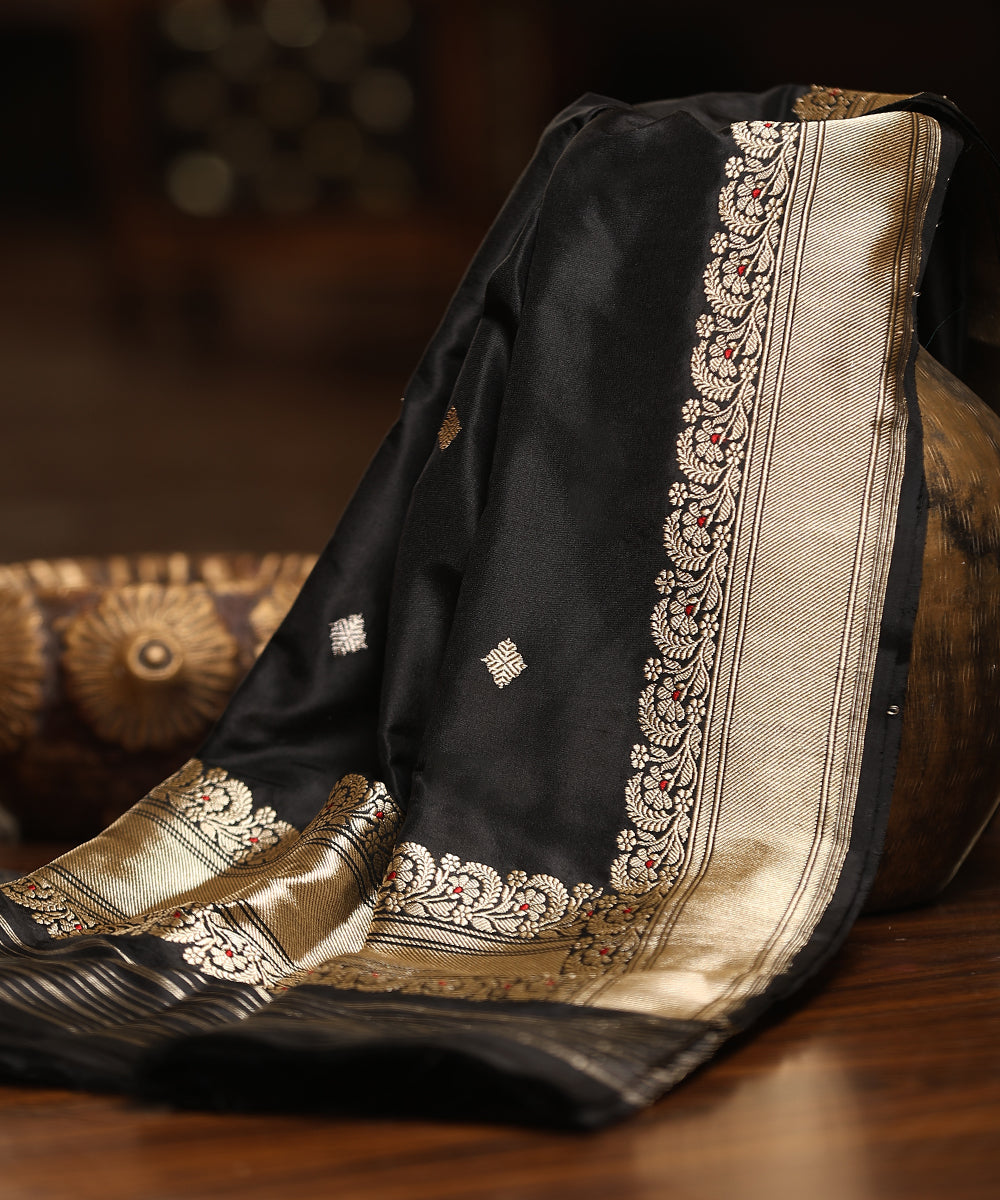Handloom_Black_Pure_Katan_Silk_Banarasi_Dupatta_With_Kadhwa_Boota_And_Floral_Meenakari_Border_WeaverStory_01