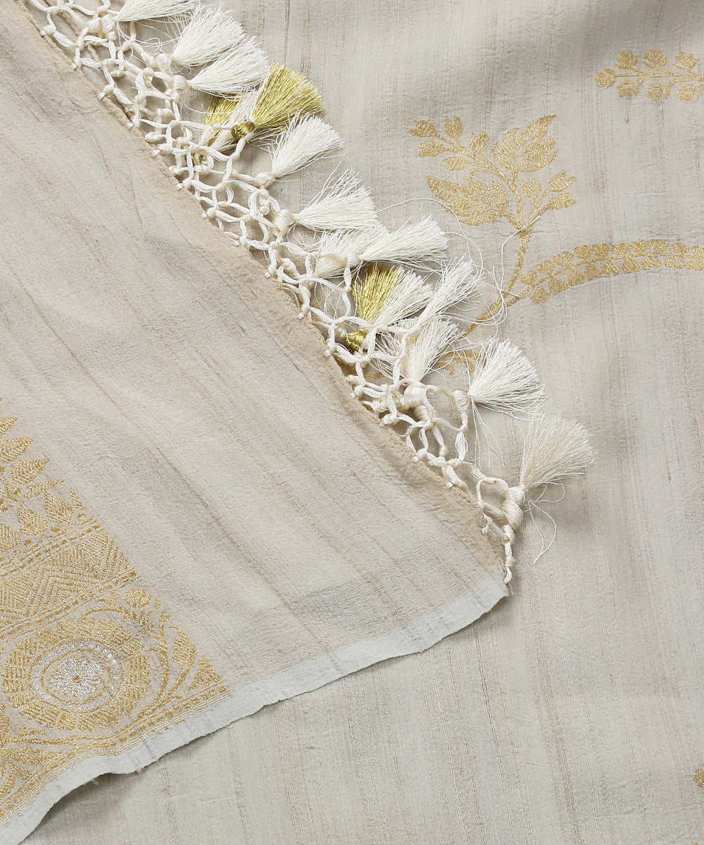 Handloom_White_Tussar_Silk_Kadhwa_Banarasi_Dupatta_with_Aada_Jaal_WeaverStory_04