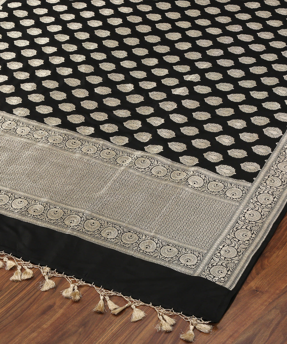 Handloom_Black_Pure_Katan_Silk_Banarasi_Dupatta_With_Leaf_Motifs_And_Floral_Border_WeaverStory_03