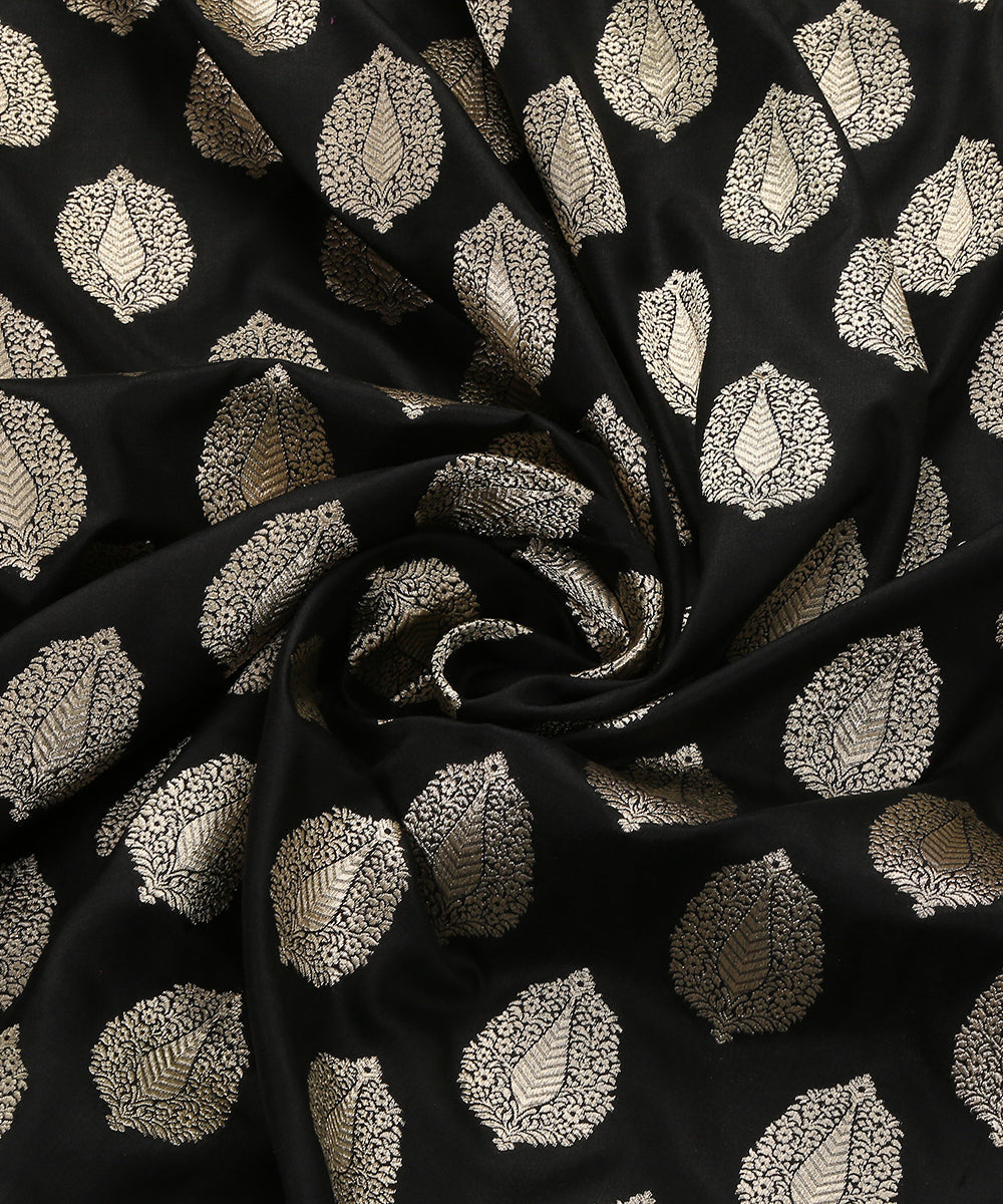 Handloom_Black_Pure_Katan_Silk_Banarasi_Dupatta_With_Leaf_Motifs_And_Floral_Border_WeaverStory_05