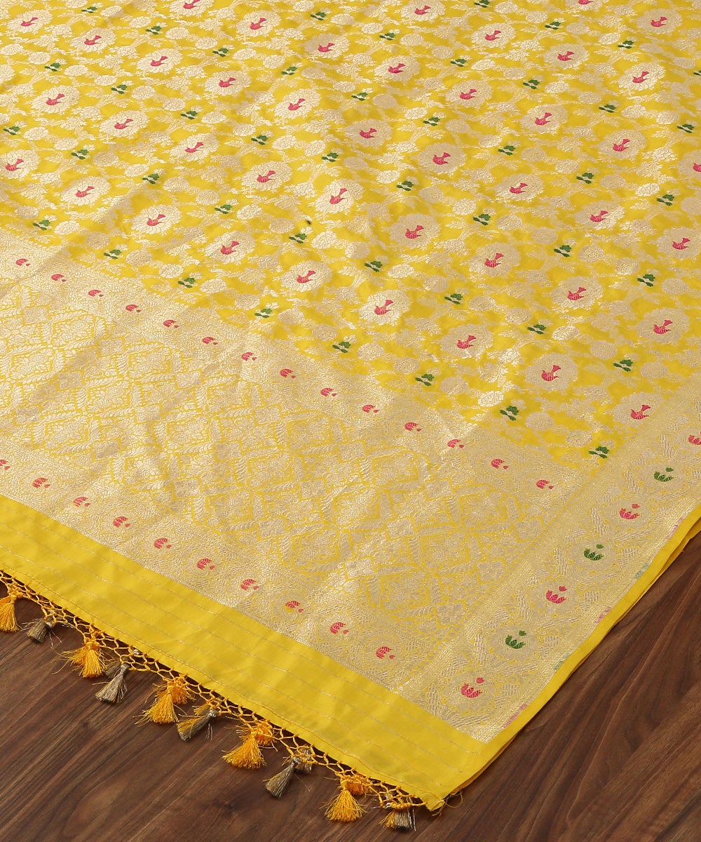 Yellow_Handloom_Pure_Katan_Silk_Cutwork_Banarasi_Dupatta_with_Meenakari_Jaal_WeaverStory_03