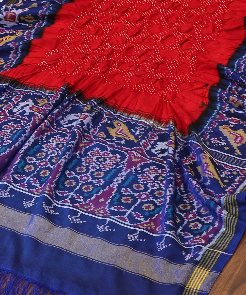 Handloom_Blue_and_Red_Dual_tone_Mulberry_Silk_Ikat_Bandhej_Dupatta_WeaverStory_03