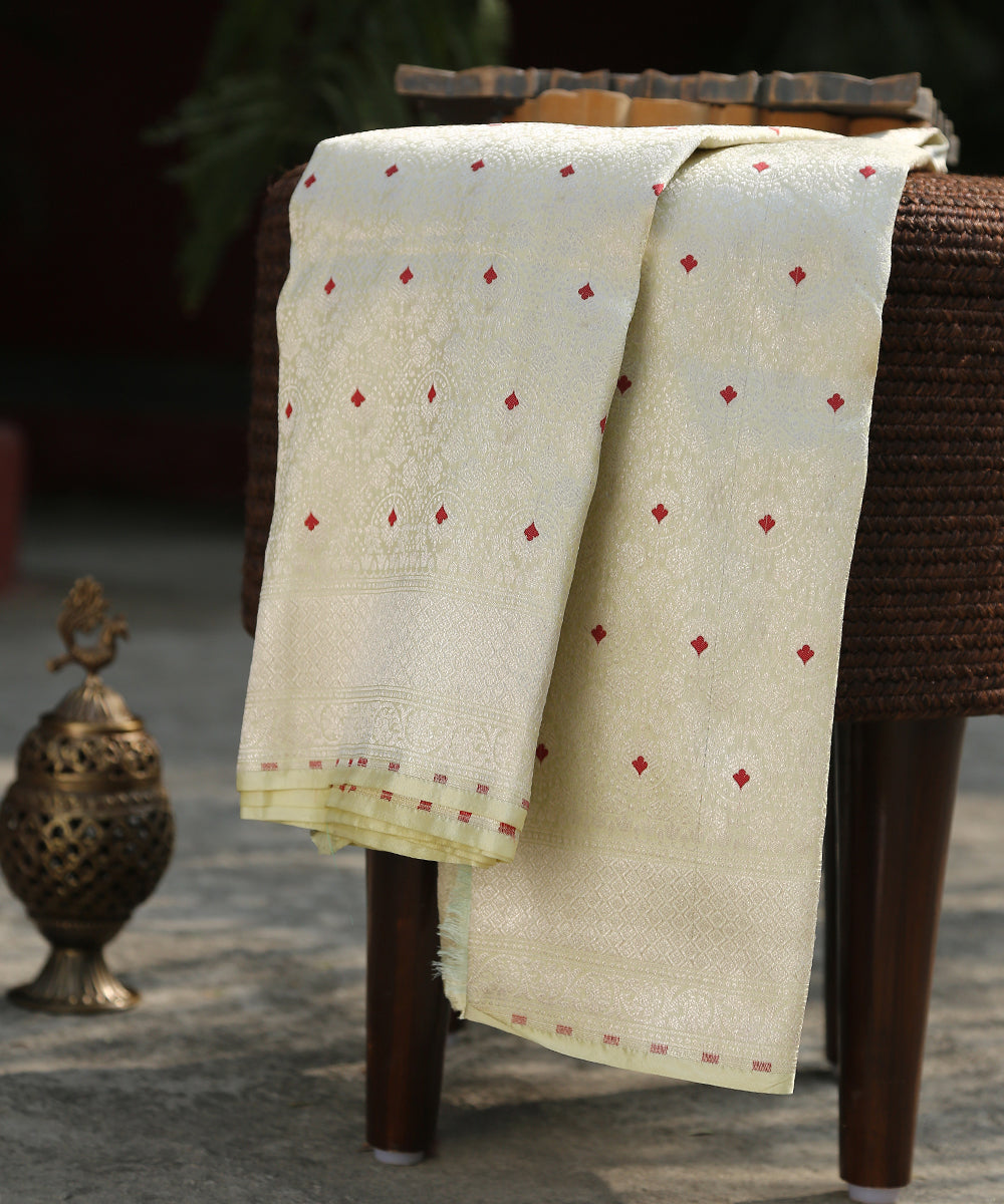 Handloom_Yellow_Pure_Katan_Silk_Kimkhab_Banarasi_Dupatta_With_Red_Meenakari_and_Silver_Zari_WeaverStory_01