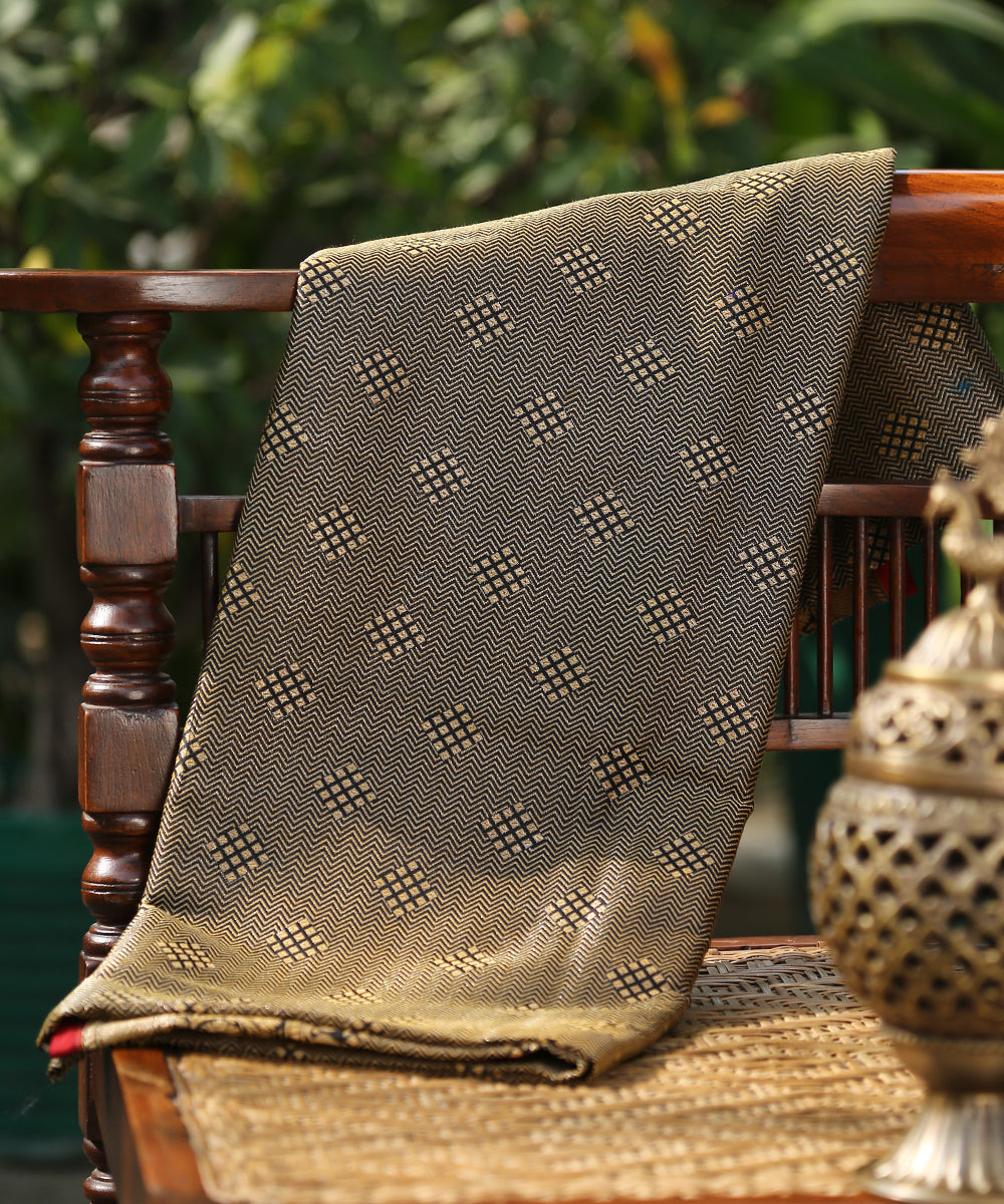 Black_Handloom_Pure_Katan_Silk_Banarasi_Dupatta_with_Gold_Zari_WeaverStory_01