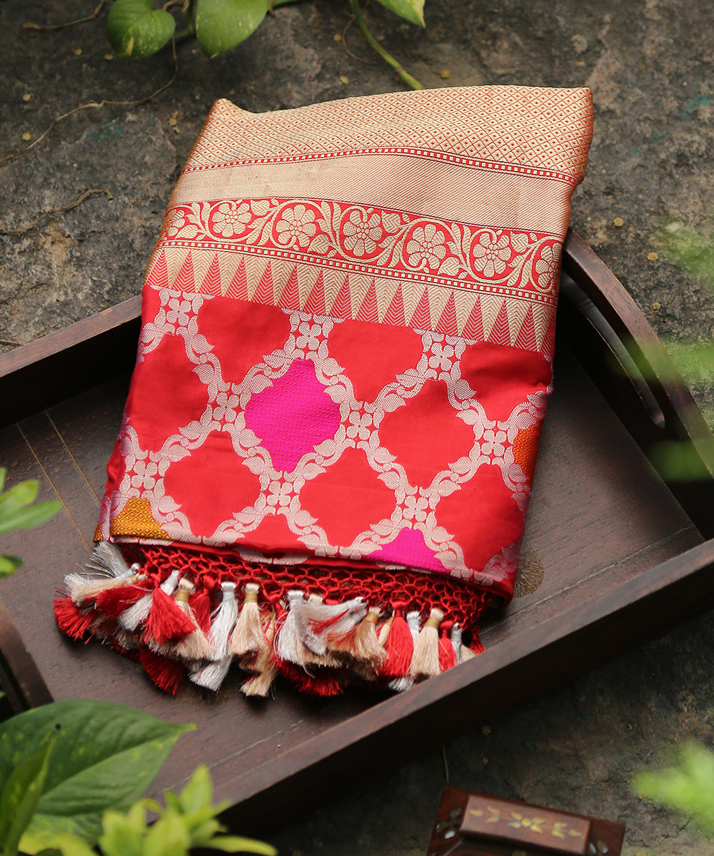 Red_Handloom_Pure_Katan_Silk_Rangkaat_Banarasi_Dupatta_WeaverStory_01