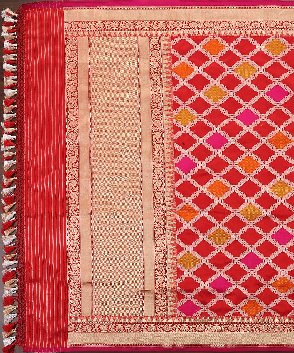 Red_Handloom_Pure_Katan_Silk_Rangkaat_Banarasi_Dupatta_WeaverStory_02