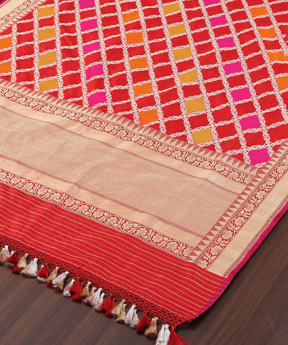 Red_Handloom_Pure_Katan_Silk_Rangkaat_Banarasi_Dupatta_WeaverStory_03