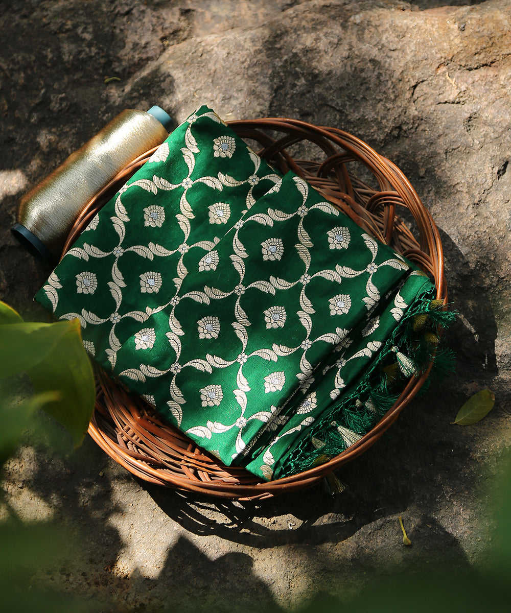 Handloom_Green_Pure_Katan_Silk_Banarasi_Dupatta_With_Jangla_Design_WeaverStory_01