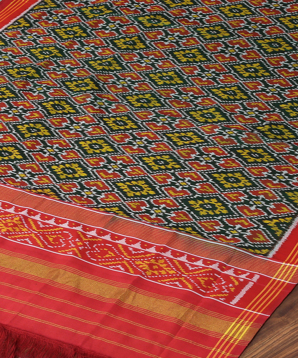 Handloom_Green_8_Ply_Mulberry_Silk_Patola_Dupatta_With_Red_Border_And_Pallu_WeaverStory_03