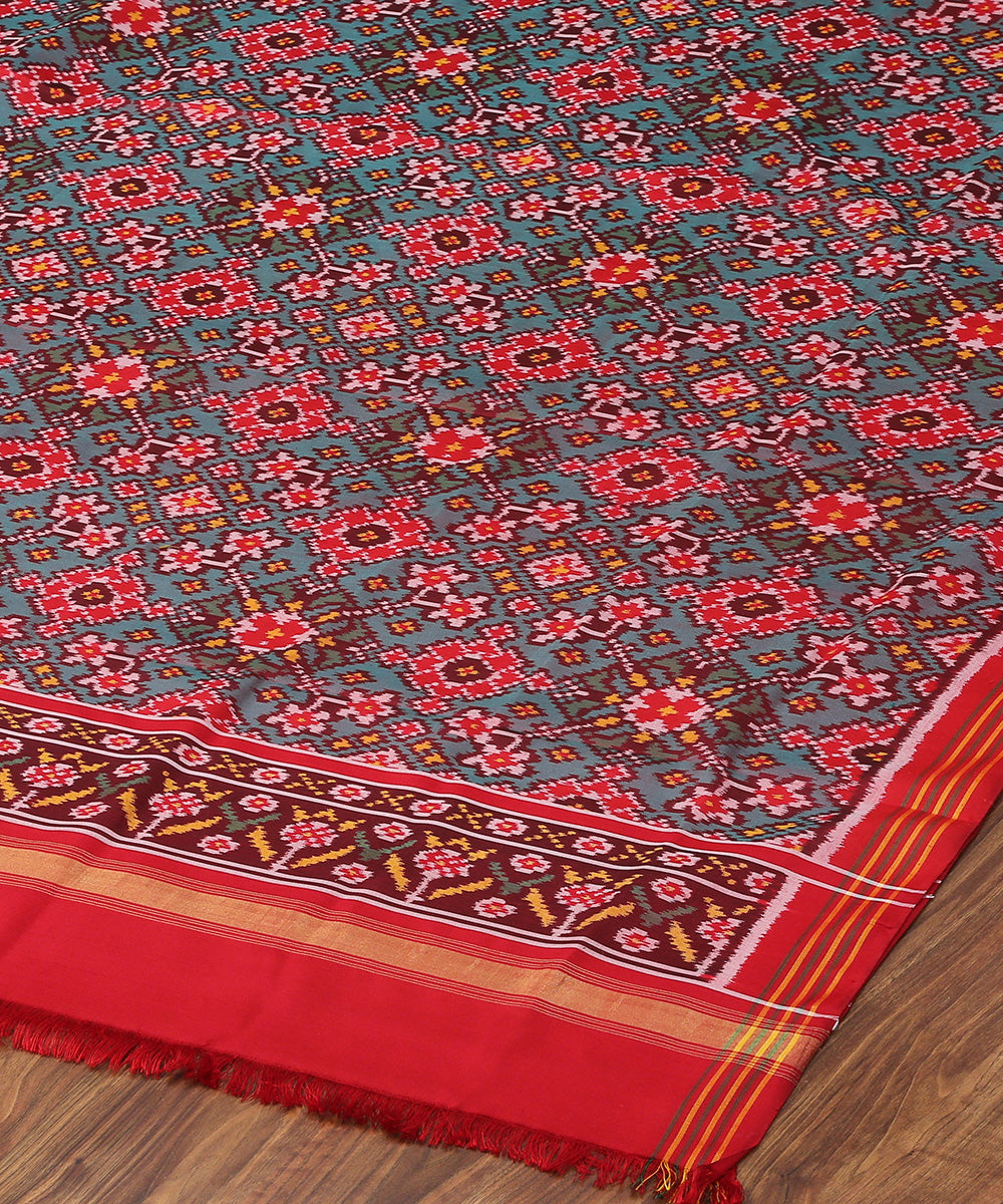 Green_And_Red_Handloom_Dual_Tone_Mulberry_Silk_Patola_Dupatta_With_Red_Striped_Border_WeaverStory_03