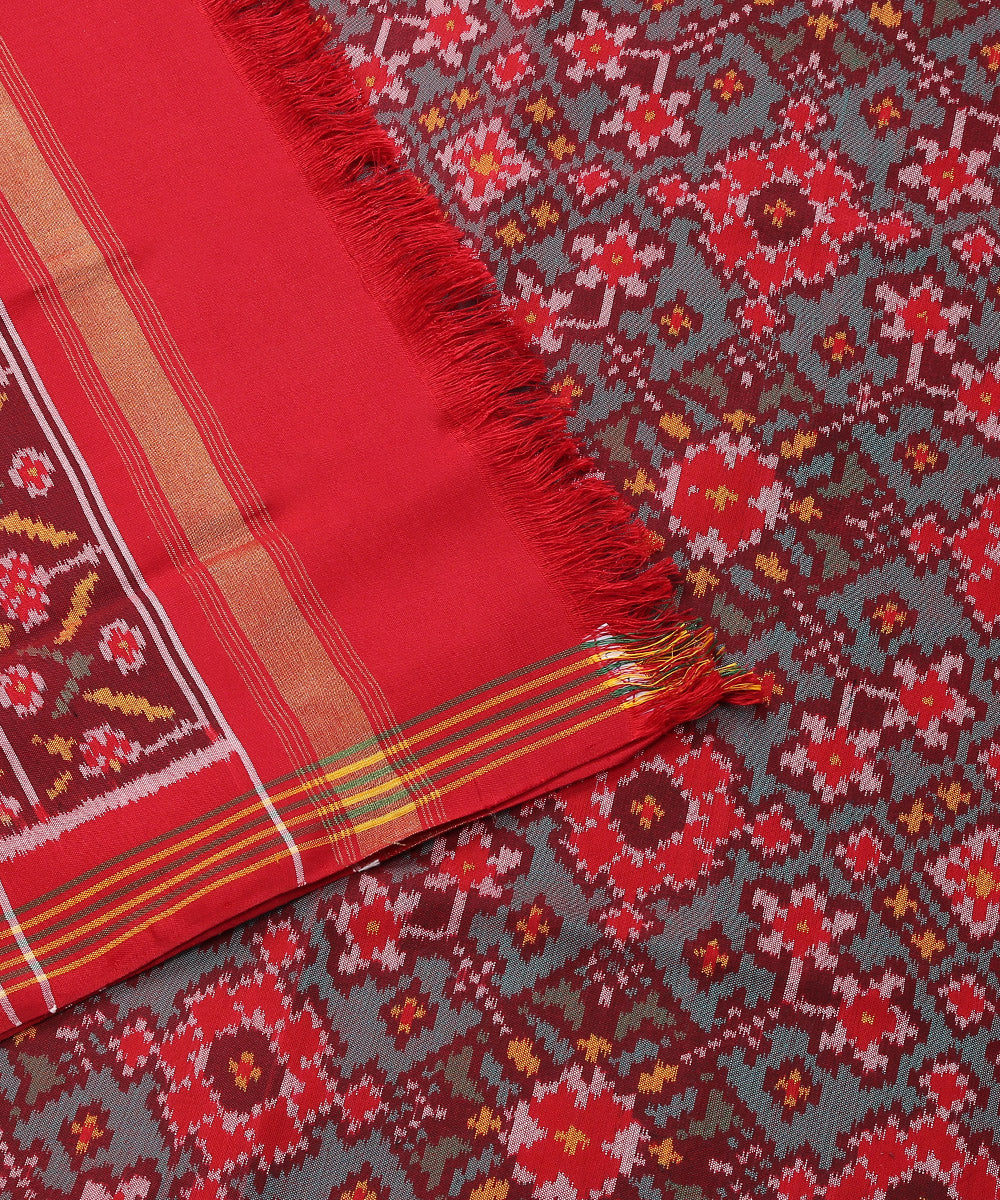 Green_And_Red_Handloom_Dual_Tone_Mulberry_Silk_Patola_Dupatta_With_Red_Striped_Border_WeaverStory_04