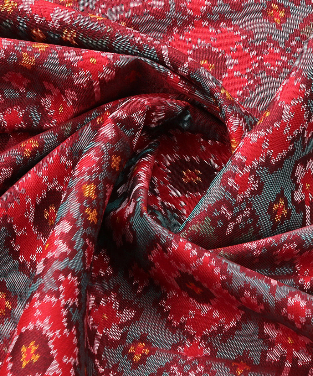 Green_And_Red_Handloom_Dual_Tone_Mulberry_Silk_Patola_Dupatta_With_Red_Striped_Border_WeaverStory_05