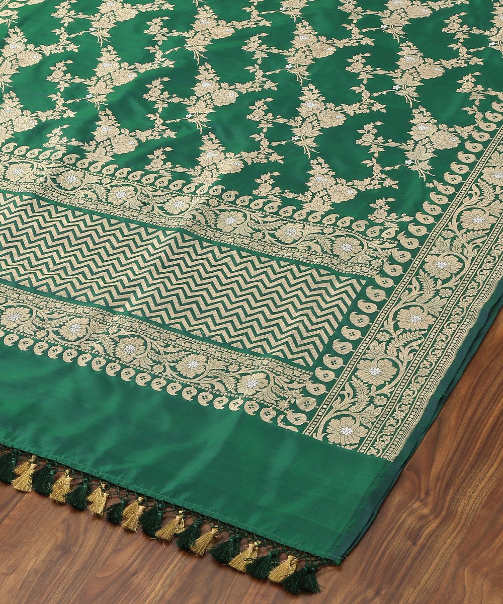 Emerald_Green_Kadhwa_Pure_Katan_Silk_Jangla_Banarasi_Dupatta_With_Paisley_Border_WeaverStory_04